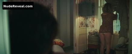 LOLA KIRKE nude in American Woman