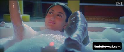 KAREENA KAPOOR nude in Bewafaa