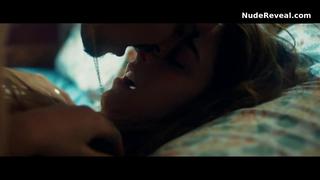 MIRIAM LEONE nude in Lamore a domicilio