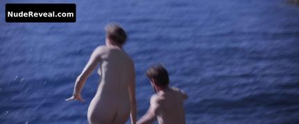 VICKY KRIEPS nude in Plus Que Jamais