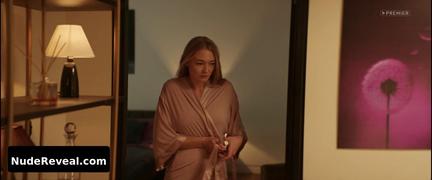 OKSANA AKINSHINA nude in Polet