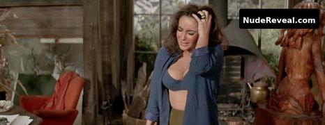 ELIZABETH TAYLOR nude in The Sandpiper