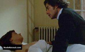 JULIETTE BINOCHE nude in La vie de famille