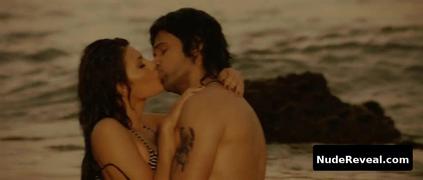 JAQUELINE FERNANDEZ nude in Murder 2
