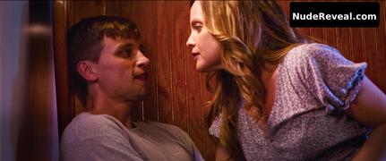 MENA SUVARI nude in Breakwater