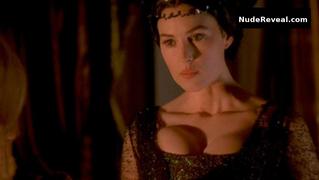 MONICA BELLUCCI nude in The Brotherhood of the Wolf
