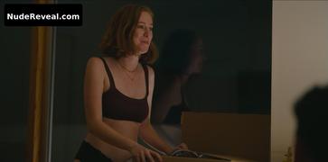 HANNAH EINBINDER nude in Hacks