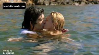 FARAH ZEYNEP ABDULLAH nude in Bi Kucuk Eylul Meselesi