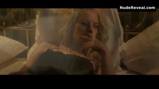 IDA ENGVOLL nude in Vitt Skrap