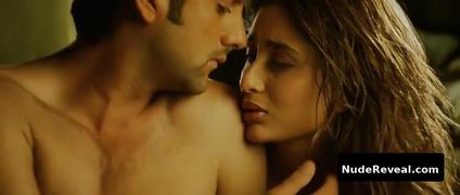 KAREENA KAPOOR nude in Fida