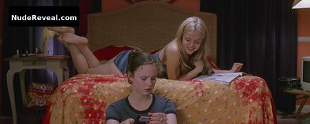 MENA SUVARI nude in American Beauty