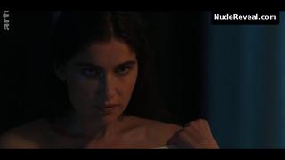 LAETITIA CASTA nude in Une ile