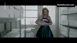 JELLA HAASE nude in 4 Konige