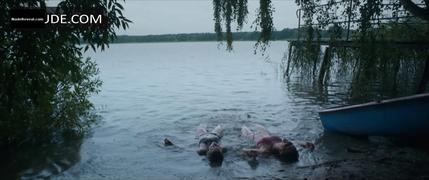 LISA VICARI nude in Schwimmen