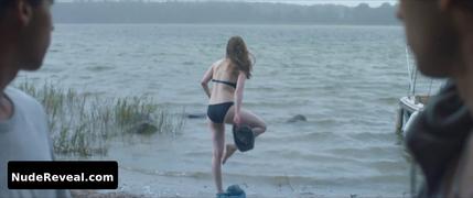 LISA VICARI nude in Schwimmen