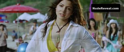 ANUSHKA SHARMA nude in Badmaash Company