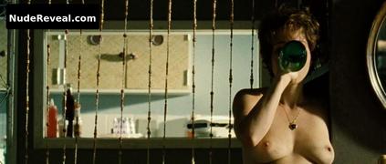 LEANDRA LEAL nude in O Lobo Atras da Porta