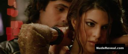 JAQUELINE FERNANDEZ nude in Murder 2