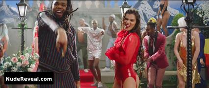 HAILEE STEINFELD nude in Colour