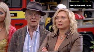 AMANDA REDMAN nude in Honest