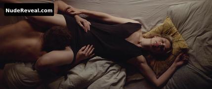 LUISE HEYER nude in Generation Beziehungsunfahig