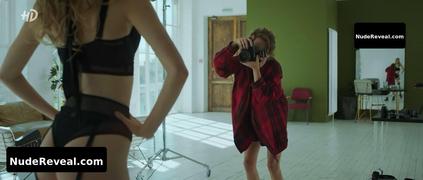 OKSANA AKINSHINA nude in Besprintsipnyye