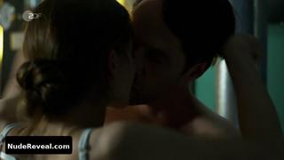 LAURA BERLIN nude in Notruf Hafenkante