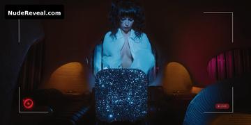 IRIS RUNA nude in O Clube