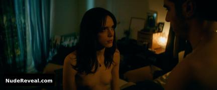 STACY MARTIN nude in Joueurs