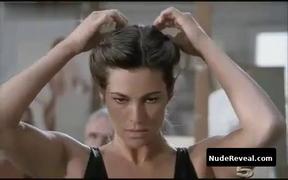 MANUELA ARCURI nude in Mogli a pezzi