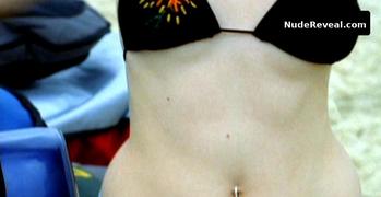 ROXANE MESQUIDA nude in Les vagues