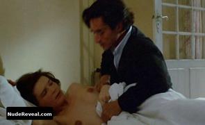 JULIETTE BINOCHE nude in La vie de famille