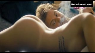 MILENA RADULOVIC nude in Patuljci Sa Naslovnih Strana