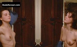 JULIETTE BINOCHE nude in La vie de famille
