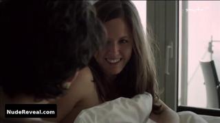EMILY COX nude in Alles Kein Problem