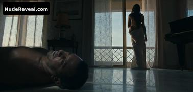 LAETITIA CASTA nude in Une ile