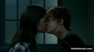 MAISIE WILLIAMS nude in The New Mutants
