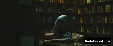 ROSAMUND PIKE nude in Gone Girl