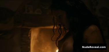 LAETITIA CASTA nude in Une ile
