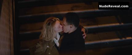 VIRGINIE EFIRA nude in Les enfants des autres