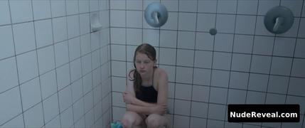 LISA VICARI nude in Schwimmen