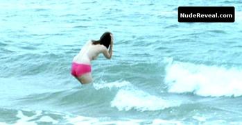 ROXANE MESQUIDA nude in Les vagues