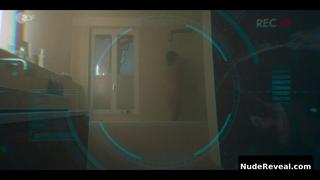EMILY COX nude in Unsichtbarer Angreifer