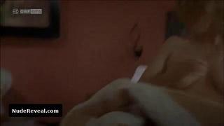 PETRA MORZE nude in Polly Adler - Eine Frau sieht rosa