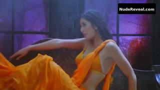 KATRINA KAIF nude in De Dana Dan