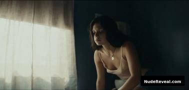 LAETITIA CASTA nude in Une ile