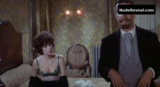 SHIRLEY MACLAINE nude in Irma la Douce