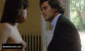JULIETTE BINOCHE nude in La vie de famille