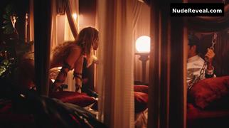 SIMONE SPOLADORE nude in Magnifica 70