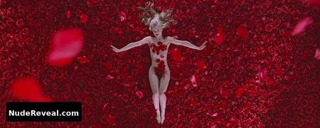 MENA SUVARI nude in American Beauty